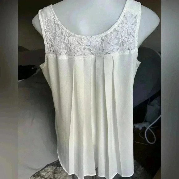 Size S Off White lace flowy blouse from New York & Company - Picture 4 of 5